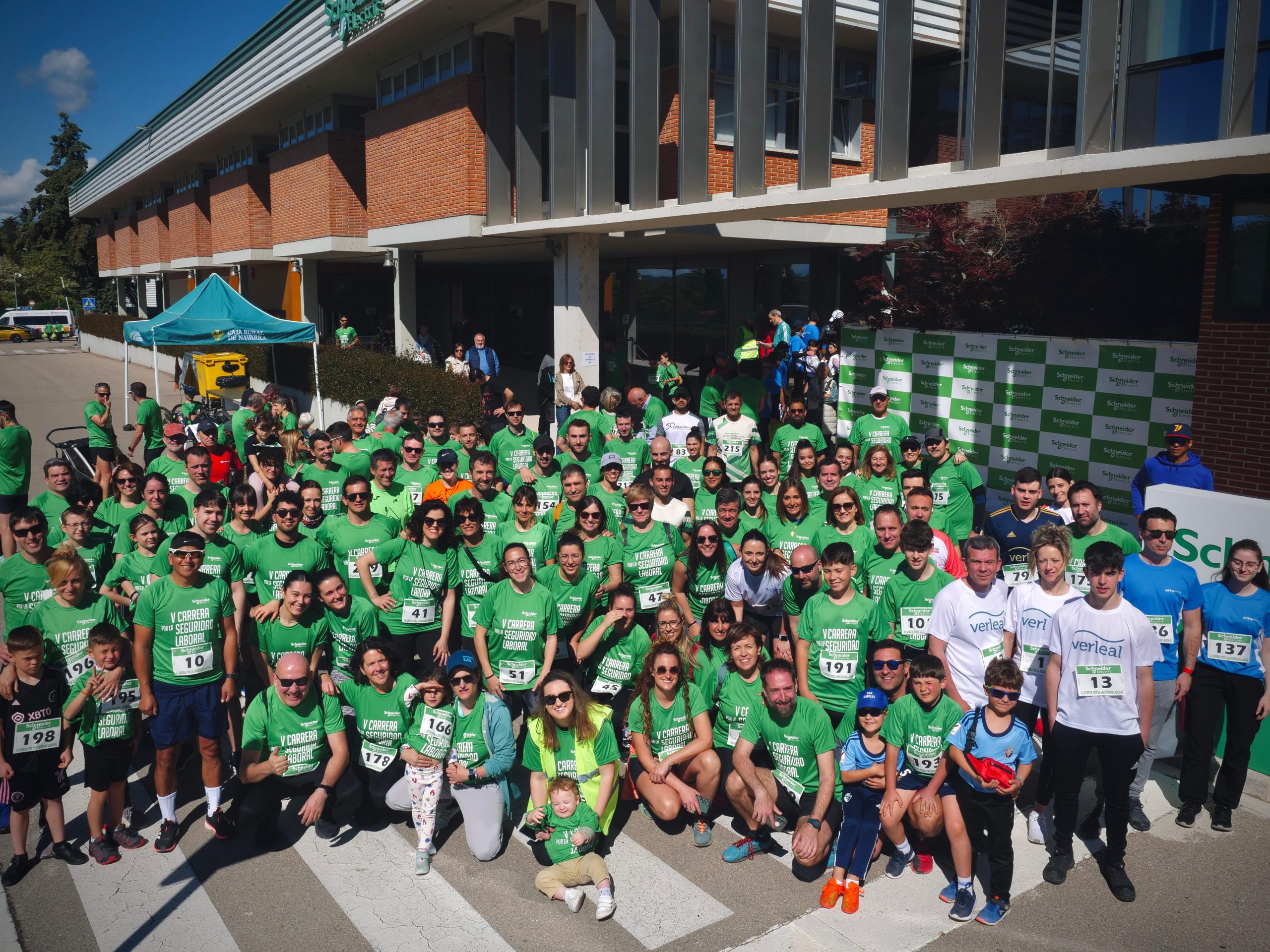 Imagen de la noticia Schneider Electric y Fundación Industrial Navarra reúnen a 220 profesionales en su V Carrera por la Seguridad Laboral