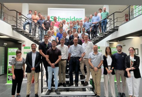 Imagen de la noticia Visita a la planta de Schneider Electric: Transformación digital y liderazgo en el proceso productivo