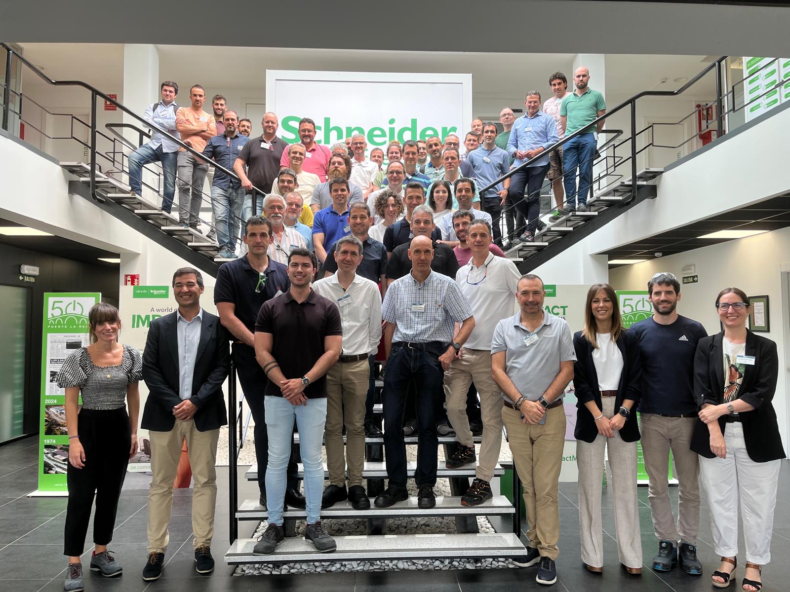 Imagen de la noticia Visita a la planta de Schneider Electric: Transformación digital y liderazgo en el proceso productivo